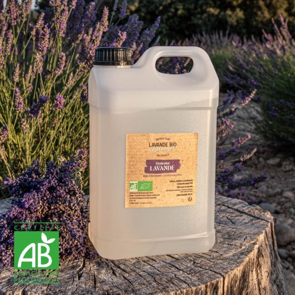Hydrolat de lavande bio distillé à Valensole. 100% naturel, sans conservateur, certifié AB. Format 3 litres économique et éco-responsable.