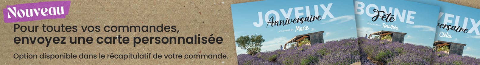 Bannière faisant la promotion de cartes de vœux personnalisées en français, avec trois modèles de cartes différents - un pour un anniversaire et un pour une fête - sur un fond de champs de lavande et de ciel bleu. Le texte met en évidence une nouvelle option personnalisable.